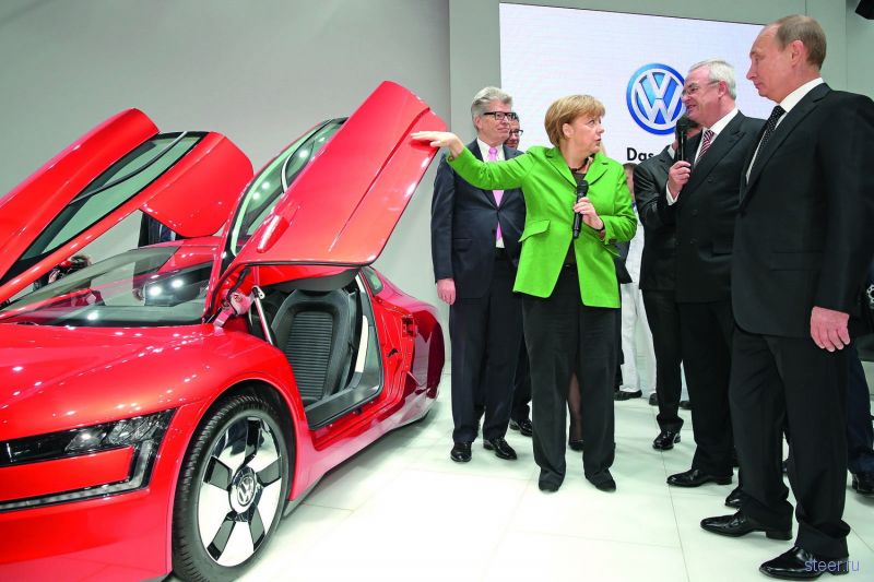 Владимир Путин и Ангела Меркель осмотрели новейший гибрид Volkswagen XL1                