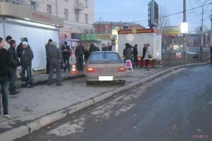 Пьяный водитель влетел в автобусную остановку в Екатеринбурге
