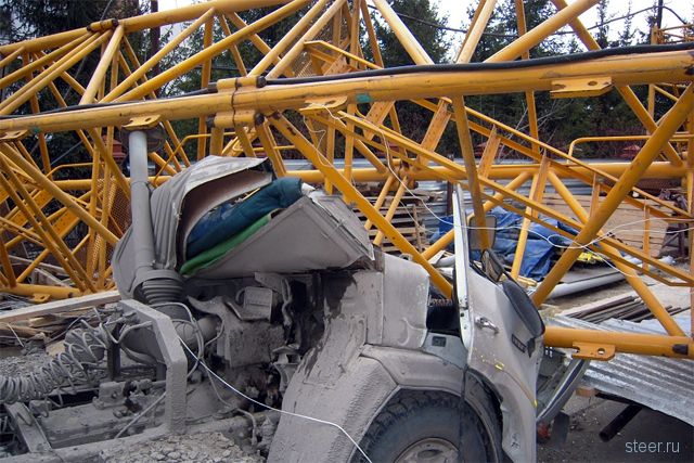 Упавший строительный кран в Новосибирске раздавил авто Генпрокуратуры с мигалкой