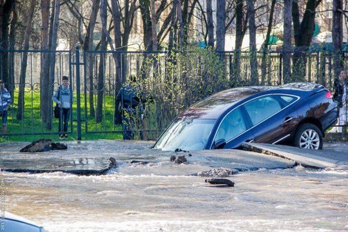 В Киеве асфальт украл машину