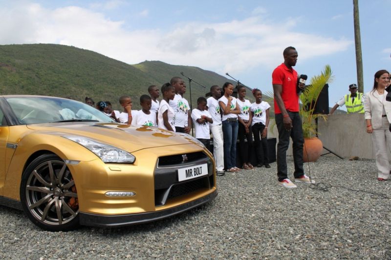Самый быстрый человек в мире получил очередной «золотой» Nissan GT-R