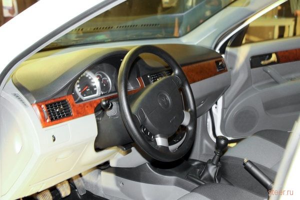 Uz-Daewoo представила в России новый седан Gentra
