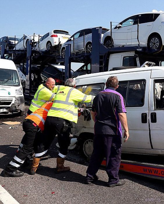 В Великобритании столкнулись более 100 автомобилей