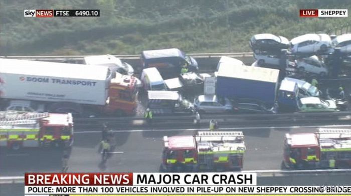В Великобритании столкнулись более 100 автомобилей