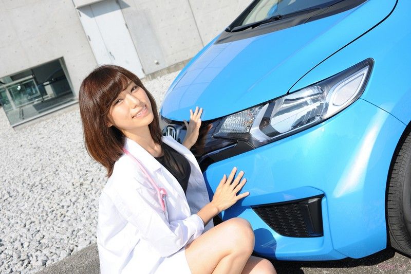  Новое поколение популярного в Японии хэтчбека Honda Fit рекламируют неприличные медсёстры. 