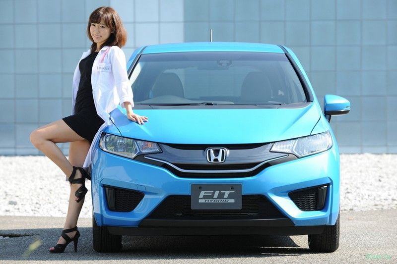  Новое поколение популярного в Японии хэтчбека Honda Fit рекламируют неприличные медсёстры. 