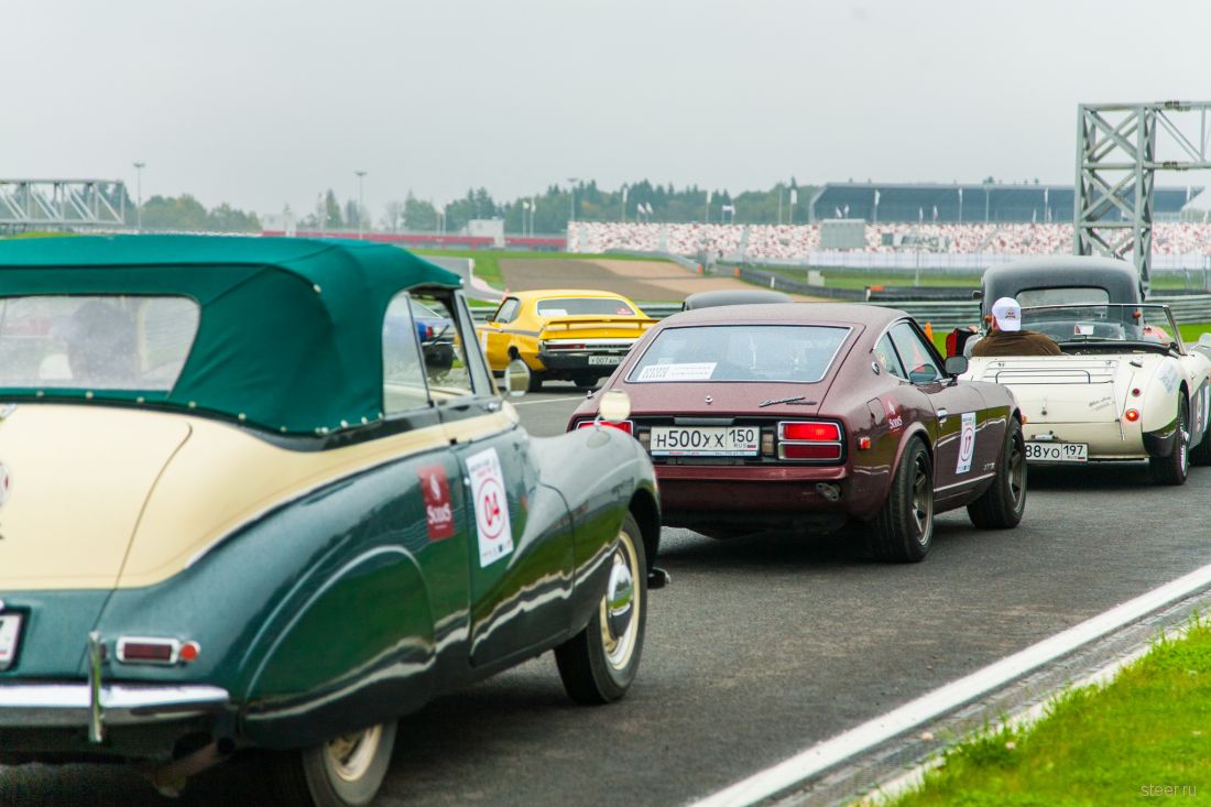 В Москве прошла кольцевая гонка на исторических автомобилях