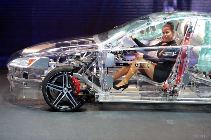Прозрачный автомобиль из акрила на выставке во Франкфурте