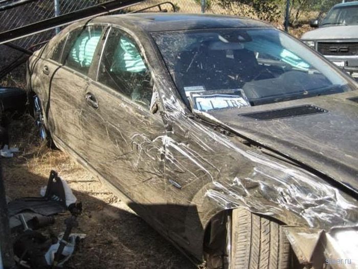 Водитель Mercedes S-Class выжил при падении со 122 метров