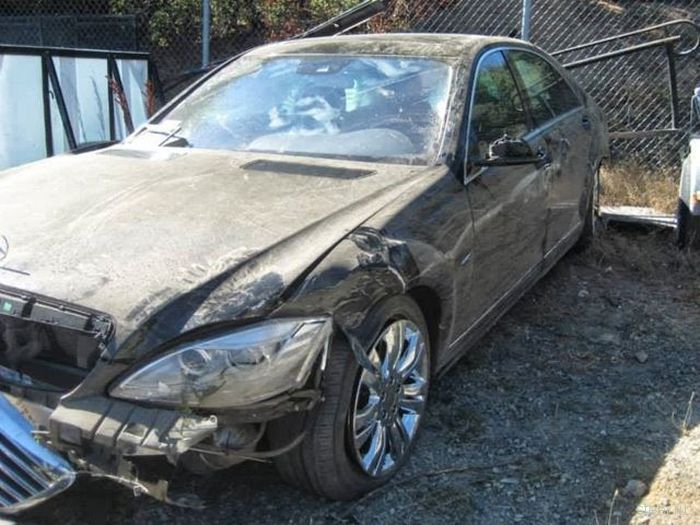Водитель Mercedes S-Class выжил при падении со 122 метров