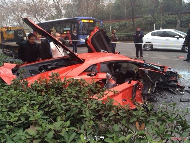 В Китае разбили Lamborghini Aventador