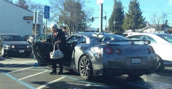 Американские пенсионеры ездят на Nissan GT-R за покупками