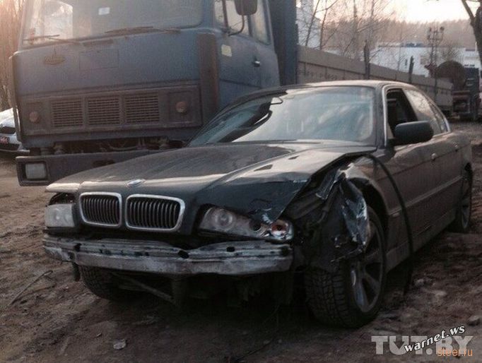 В Минске водитель BMW под спайсами проехал через весь город, совершил десяток ДТП, а при задержании вскрыл себе вены