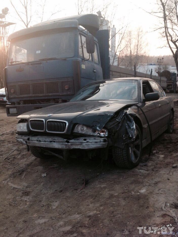 В Минске водитель BMW под спайсами проехал через весь город, совершил десяток ДТП, а при задержании вскрыл себе вены