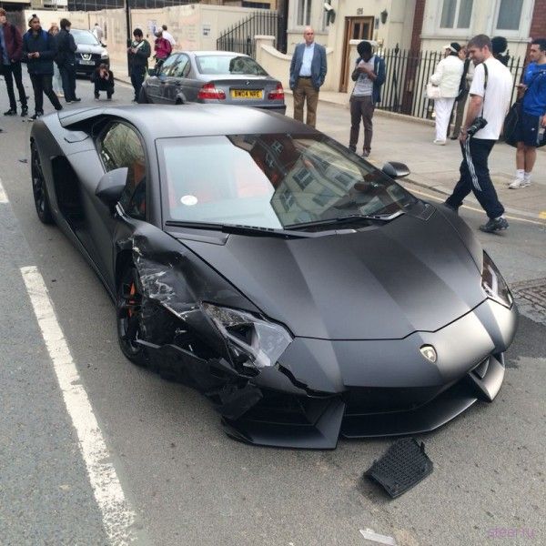 Матовый Lamborghini Aventador устроил аварию в центре Лондона