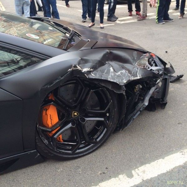 Матовый Lamborghini Aventador устроил аварию в центре Лондона