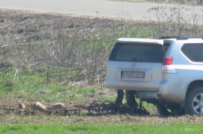 В белорусской глубинке пашут землю на Toyota Land Cruiser