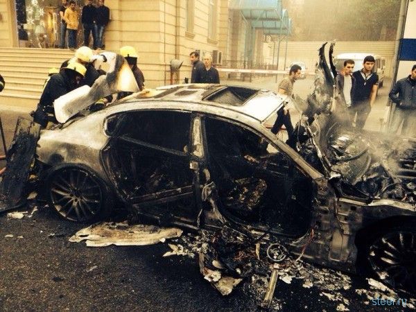 Шикарный Maserati Quattroporte сгорел в Баку