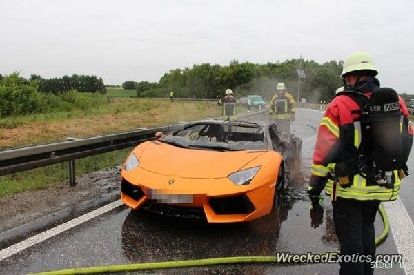 Lamborghini Aventador сгорел на автобане в Германии