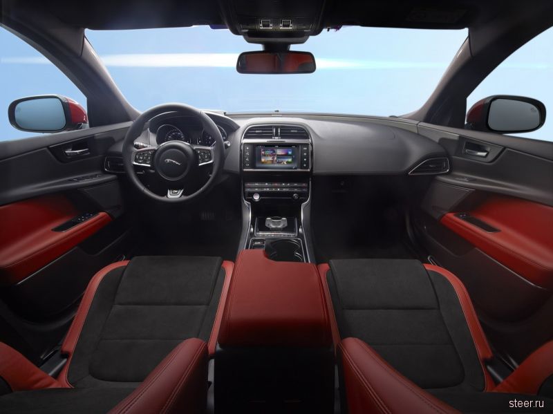 Jaguar официально представил новый компактный седан XE