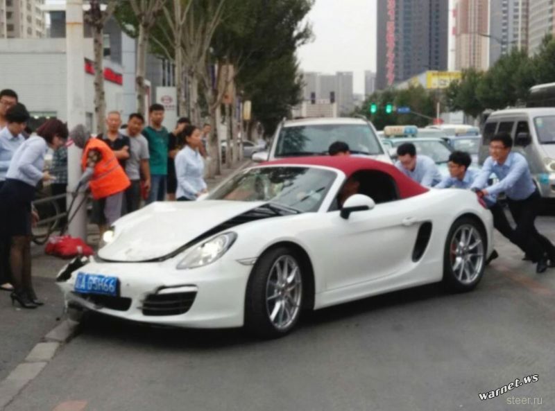 Женщина превратила Porsche в груду металла через секунды после покупки