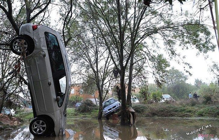 Разбросанные ураганом автомобили во французском городке Монпелье