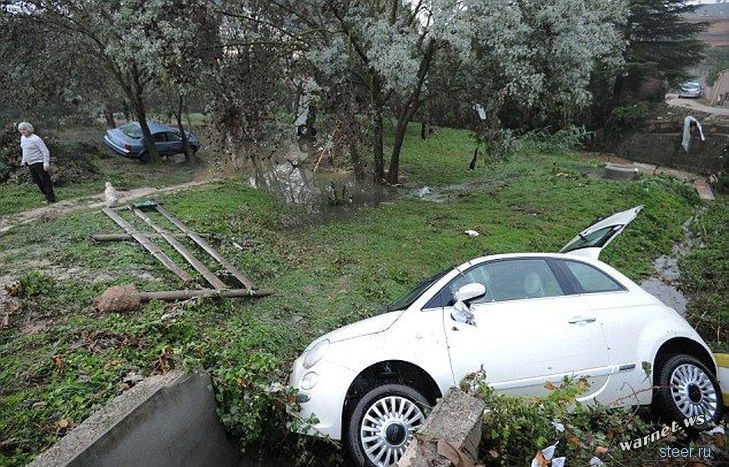 Разбросанные ураганом автомобили во французском городке Монпелье