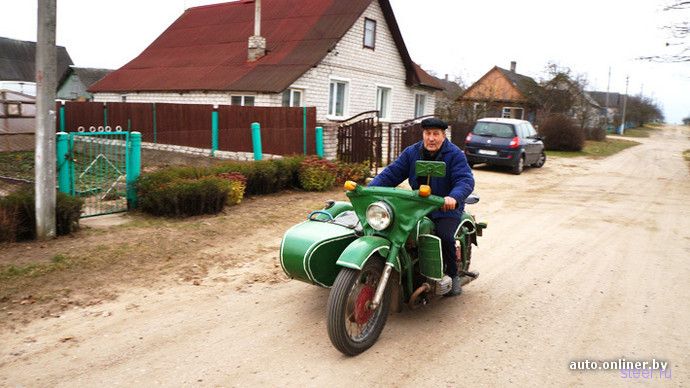 Мужчина из Ошмян купил новый «Днепр» в 25 лет и ездит на нем уже 43 года