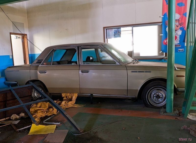 Заброшенный автомобильный музей в Японии