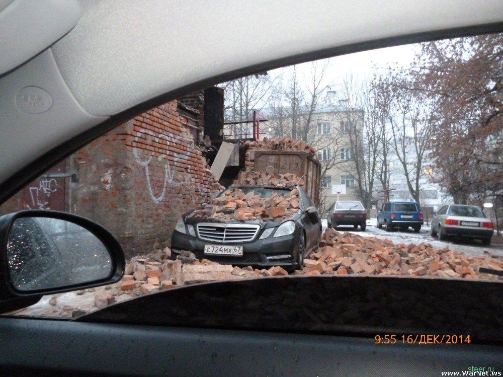 Старая кирпичная стена обрушилась, завалив обломками припаркованный Мерседес.