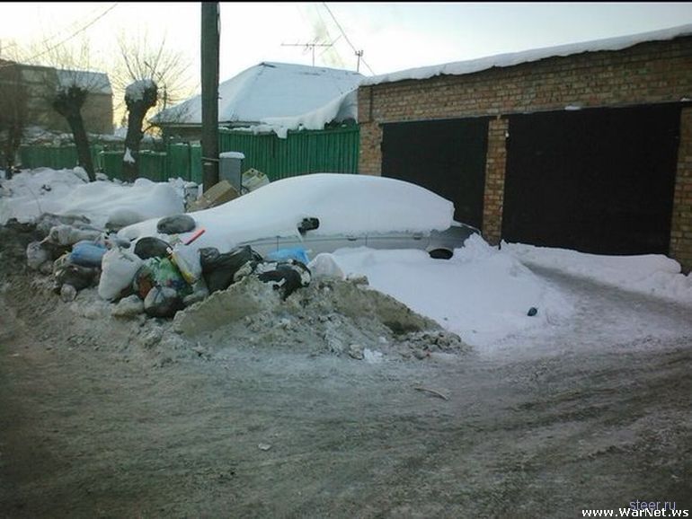 В Омске посреди кучи мусора стоит автомобиль Jaguar