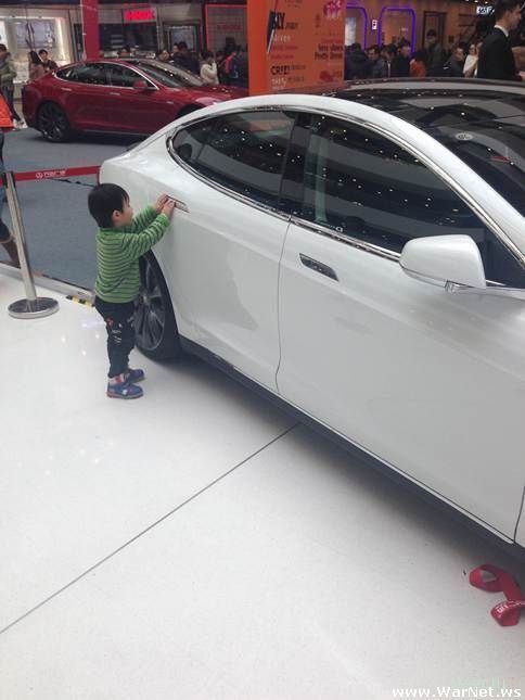 Трехлетний гонщик сбил беременную женщину, пытаясь угнать Tesla из автосалона