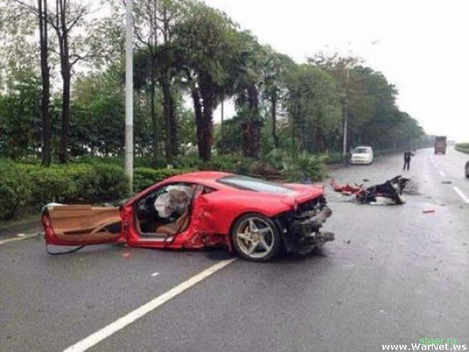 Ferrari разорвало надвое после встречи с деревом