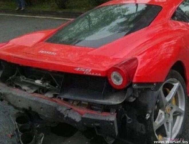 Ferrari разорвало надвое после встречи с деревом