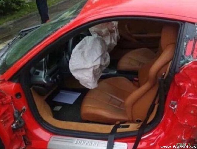 Ferrari разорвало надвое после встречи с деревом