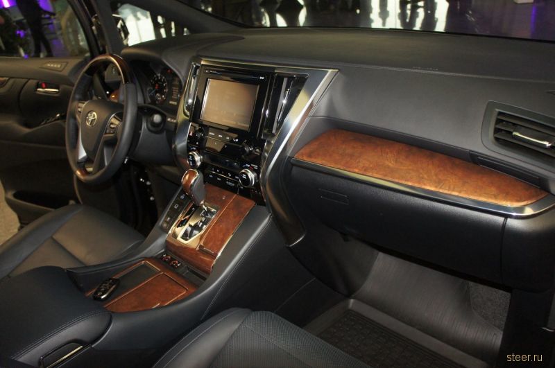 Новый Toyota Alphard будет прдаваться в России от 2 998 000 рублей