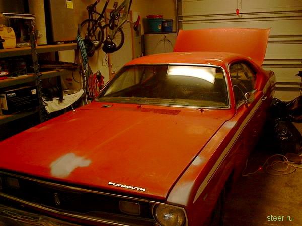 Отец с сыном самостоятельно восстановили легендарный Plymouth Duster 1971 года