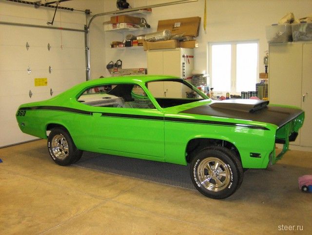 Отец с сыном самостоятельно восстановили легендарный Plymouth Duster 1971 года
