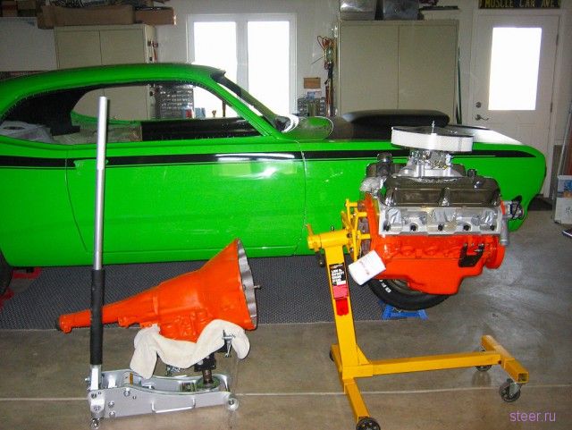 Отец с сыном самостоятельно восстановили легендарный Plymouth Duster 1971 года