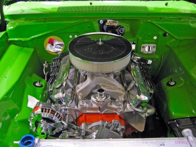 Отец с сыном самостоятельно восстановили легендарный Plymouth Duster 1971 года