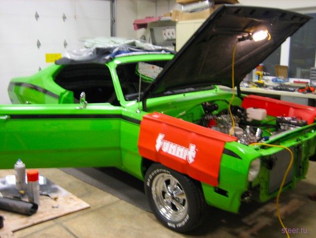 Отец с сыном самостоятельно восстановили легендарный Plymouth Duster 1971 года