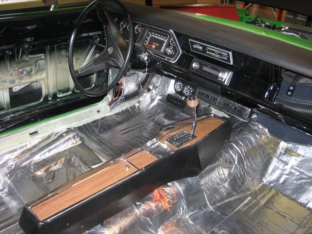 Отец с сыном самостоятельно восстановили легендарный Plymouth Duster 1971 года
