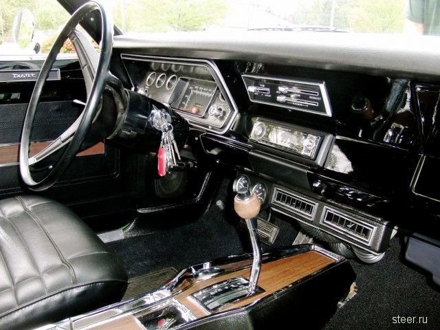 Отец с сыном самостоятельно восстановили легендарный Plymouth Duster 1971 года