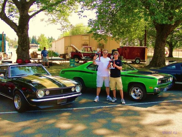 Отец с сыном самостоятельно восстановили легендарный Plymouth Duster 1971 года