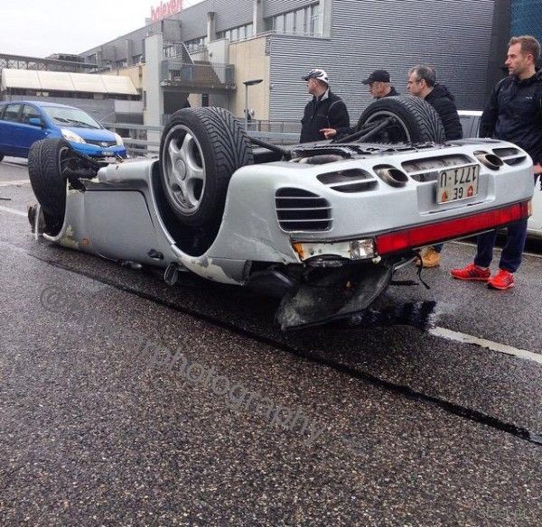 В Женеве на мокрой дороге сделал уши Porsche 959