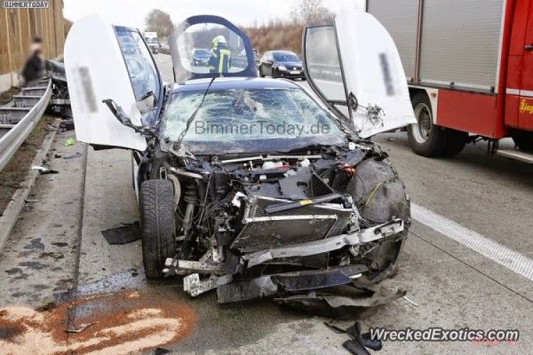В Германии разбили суперкар BMW i8