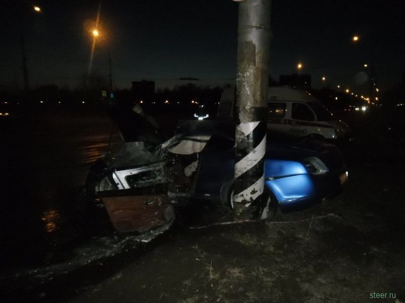 18 апреля в Тольятти Bentley врезался в столб и сгорел
