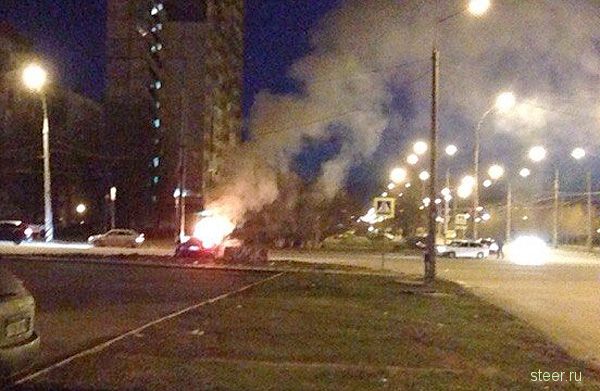 18 апреля в Тольятти Bentley врезался в столб и сгорел
