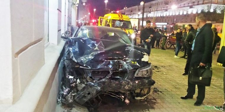 В Екатеринбурге BMW протаранил автобус, три автомобиля и пешехода