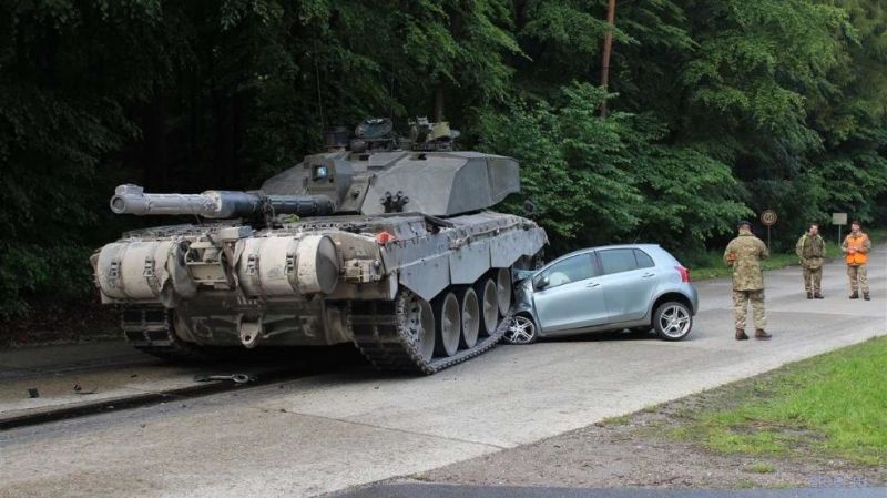 В Германии в Toyota Yaris врезался танк